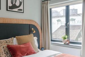 1 dormitorio con cama y ventana grande en Barley View Luxury Home, en Bristol