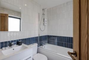 Barley View Luxury Home في بريستول: حمام مع مرحاض وحوض استحمام ومغسلة