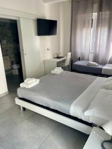 Cette chambre comprend deux lits et une salle de bains. dans l'établissement B&B UN POSTO AL MARE San Salvo Marina, à San Salvo