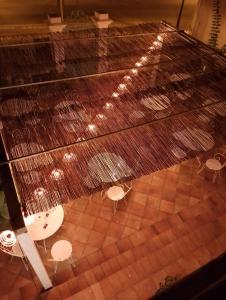 una vista dall'alto di un tavolo e quattro sedie di Le studio de Fabio a Bollène