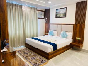 HOTEL MAA LAXMI PALACE客房内的一张或多张床位