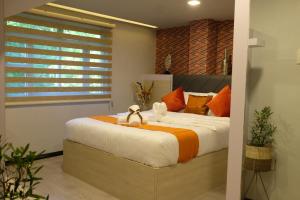 um quarto com uma cama com dois bichos de peluche em VIEDA HOTEL em Caticlan