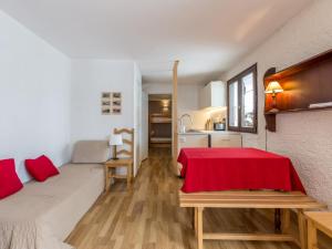 Un dormitorio con una cama con una manta roja. en Appartement La Clusaz, 2 pièces, 4 personnes - FR-1-304-4, en La Clusaz