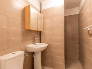 Baño pequeño con aseo y lavamanos en Appartement La Clusaz, 2 pièces, 4 personnes - FR-1-304-4, en La Clusaz
