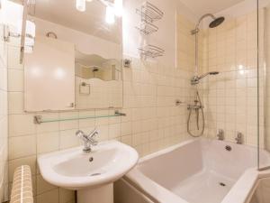 biała łazienka z umywalką i wanną w obiekcie Studio La Clusaz, 1 pièce, 2 personnes - FR-1-304-36 w mieście Clusaz