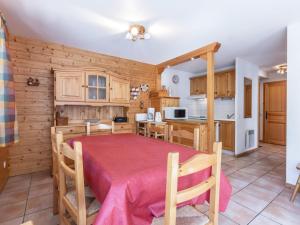 ラ・クリュサにあるAppartement La Clusaz, 3 pièces, 6 personnes - FR-1-304-133のキッチン、ダイニングルーム(テーブル、椅子付)