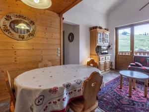 ラ・クリュサにあるAppartement La Clusaz, 4 pièces, 6 personnes - FR-1-304-35のダイニングルーム(テーブル付)