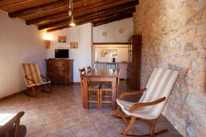 Una cocina y un comedor con mesa y sillas. en Finca S'hort de Sa Begura, en Sant Llorenç des Cardassar