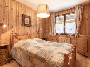 ラ・クリュサにあるAppartement La Clusaz, 4 pièces, 8 personnes - FR-1-304-3の木製の壁のベッドルーム1室(ベッド1台付)