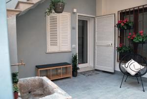 a patio with a tub and a chair on a porch at Marsala In centro in Marsala