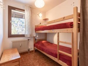 Appartement La Clusaz, 4 pièces, 8 personnes - FR-1-304-3にある二段ベッド