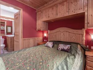ラ・クリュサにあるAppartement La Clusaz, 4 pièces, 6 personnes - FR-1-304-112の赤い壁のベッドルーム1室(大型ベッド1台付)