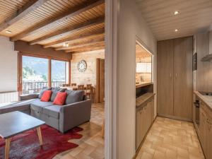 een woonkamer met een bank en een tafel bij Appartement La Clusaz, 3 pièces, 6 personnes - FR-1-304-259 in La Clusaz