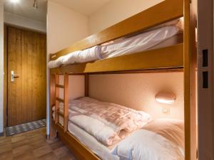 a couple of bunk beds in a room at Studio La Clusaz, 1 pièce, 3 personnes - FR-1-304-264 in La Clusaz
