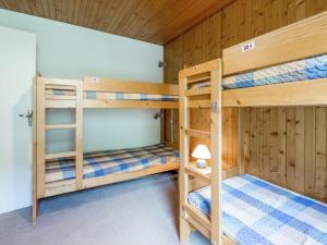 ラ・クリュサにあるAppartement La Clusaz, 3 pièces, 6 personnes - FR-1-304-151のキャビン内のベッドルーム1室(二段ベッド2組付)