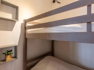 מיטה או מיטות קומותיים בחדר ב-Appartement La Clusaz, 3 pièces, 6 personnes - FR-1-304-224