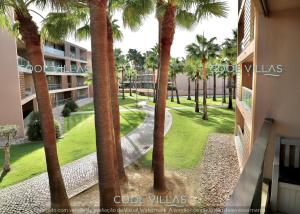 een balkon met uitzicht op een resort met palmbomen bij Casa 3 Papoilas in Albufeira