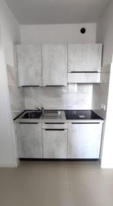 Kuchyň nebo kuchyňský kout v ubytování Minimalist apartment in a quiet area - Beahost