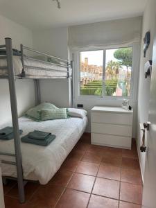 1 dormitorio con litera y ventana en Villa Alex Altafulla Hermosa casa con espectaculares vistas al mar y a tocar de una idílica calita, en Altafulla