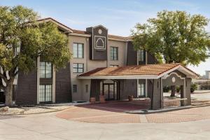 サンアントニオにあるLa Quinta Inn by Wyndham San Antonio I-35 N at Toepperweinの建物の正面のレンダリング