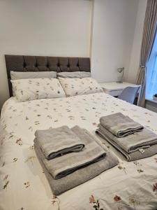 מיטה או מיטות בחדר ב-Brand New Private Annex Guest Suite