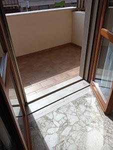 porta aperta su una camera con pavimento piastrellato di Don Alfonso Apartaments a Termoli