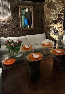 a table with plates on it in a living room at “Un Luogo Magico” in Marostica
