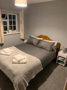 - une chambre avec un lit et 2 serviettes dans l'établissement Pant-y-creolen, à Llanfyllin