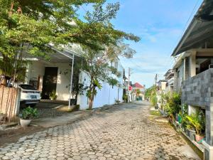 uma rua de calçada numa cidade com casas em Serene Home em Demangan