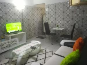 TV a/nebo společenská místnost v ubytování Appartement meublé Douala Bonapriso Savio