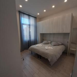 ein Schlafzimmer mit einem Bett und einem großen Fenster in der Unterkunft La CasaLina in Omegna