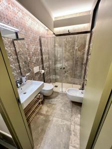 a bathroom with a shower and a toilet and a sink at Avenue Rooms in Verona