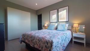 サナリー・シュル・メールにあるAppartement Pinede Man Yelleのベッドルーム(青い枕の大型ベッド1台付)