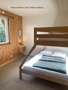 um quarto com um beliche e um cobertor azul em Camping les Chênes em Chauzon