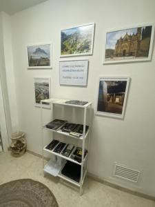 uma exposição de fotografias e imagens numa parede em El Antequerano em Antequera