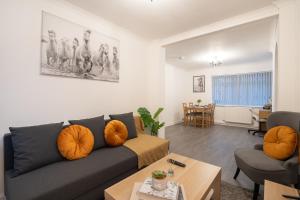 sala de estar con sofá y mesa en 2Bed-Free Parking-EV Charger en Wishaw