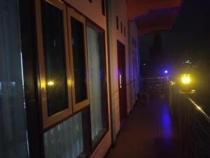 un pasillo de un edificio por la noche con luces en THE TWINS HOMESTAY, en Rantepao