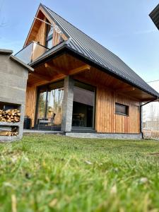 ein Haus mit einem großen Glasfenster an der Seite in der Unterkunft Domek Siodemka in Zakopane