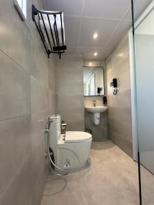 uma casa de banho com um WC e um lavatório em SKY PARK HOTEL em Dubai