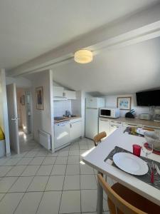 コリウールにある3CONV48- Charmant T2 avec vue imprenable en face plage Collioureのキッチン(テーブル、カウンタートップ付)