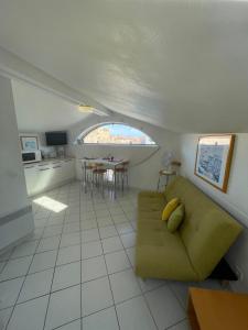 コリウールにある3CONV48- Charmant T2 avec vue imprenable en face plage Collioureのリビングルーム(ソファ、テーブル付)