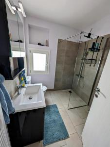 Ένα μπάνιο στο Vasiliki Studio, beautiful new built Appartement 10 km to airport