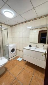 Un baño con lavabo y lavadora. en Ocean Golf, en San Miguel de Abona