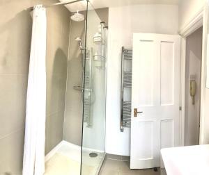 Bilik mandi di Beautiful 1-Bed Apartment Mayfair London England