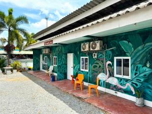 un edificio con un mural de flamencos en él en Ingpha Room For Rent en Satun