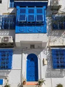 a building with a blue door and a window at Cosy home in Sidi Bou Said in Sidi Bou Saïd