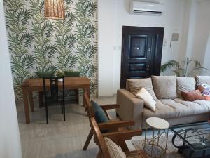 uma sala de estar com um sofá e uma mesa em ADB Properties em Ogbojo