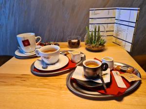 una mesa con dos tazas de café en platos en Penzión Arizona, en Zlaté Moravce