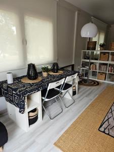 Zimmer mit einem Tisch mit Stühlen und einem Fenster in der Unterkunft Anubha House in Peralejo