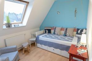 um pequeno quarto com uma cama e uma janela em Ferienhaus Kranich em Pruchten